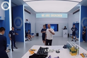 中场休息，更衣室里主教练坚定的声音，为下半场翻盘注入了强心剂